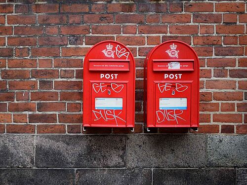 Rote Briefkästen auf einer Mauer