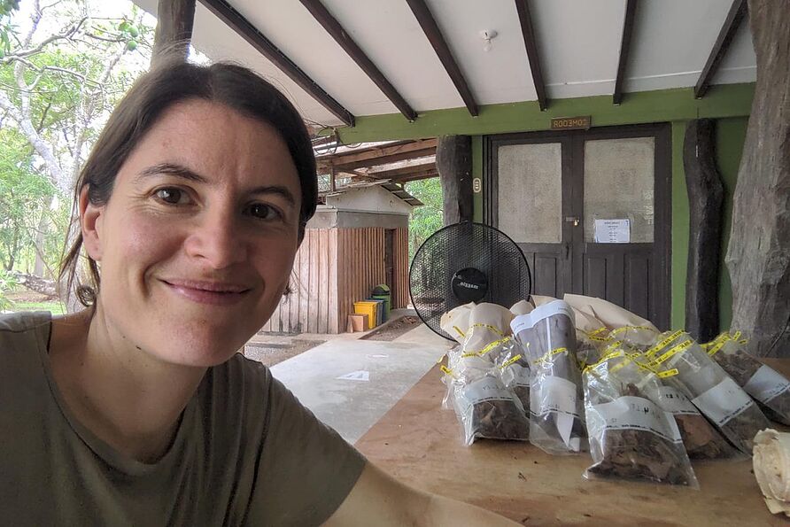 Wegen der hohen Luftfeuchtigkeit trocknete Marta Pérez Rodríguez die Proben mit einem Ventilator. 