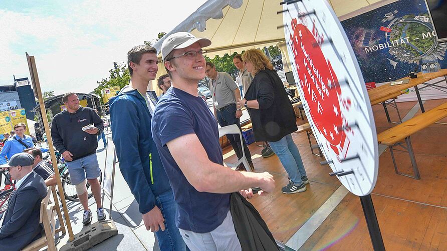 Verlosung von autonomen Fahrten am Glücksrad während des "Public Day" am 3. Juni 2023 in Braunschweig.