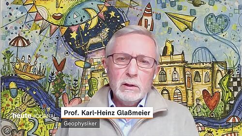 Prof. Glaßmeier explains the significance of the Voyager mission in the Heute Journal. In the background you can see the picture that was taken on the occasion of the 275th anniversary of the TU.