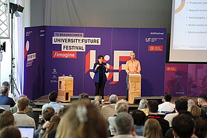 Referentin auf der Bühne des UFF