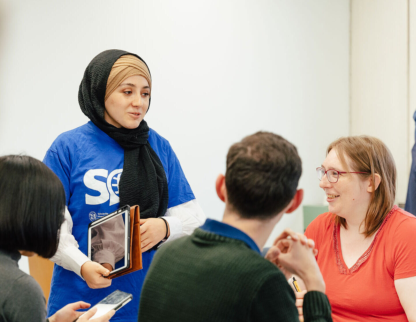 A student from the S.o.S. team chats with international students