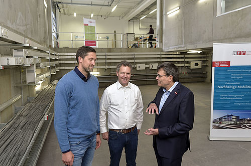 NFF-Vorstandssprecher Professor Dr.-Ing. Thomas Vietor, Dr.-Ing. Gunther Alvermann und Carl-Philipp Seekamp (v.r.) besprechen vor Ort den Aufbau des neuen Rollenprüfstandes im NFF.