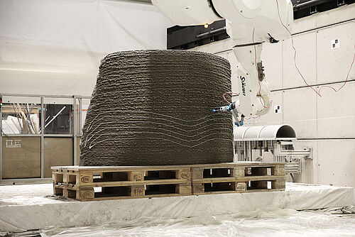 Im Digital Building Fabrication Laboratory (DBFL) des ITE entsteht aus Fasersträngen die Faserverbundbewehrung, die in die additiven Beton-Fertigungsprozesse integriert wird