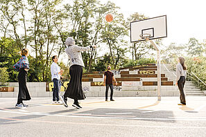 Students are playing basketball in Nordpark.