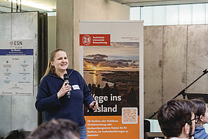 Eine Studentin hält einen Vortrag über ihre Auslandserfahrungen während der Outgoing Messe.