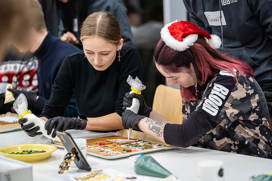 Studierende bauen gemeinsam Lebkuchenhäuser #3