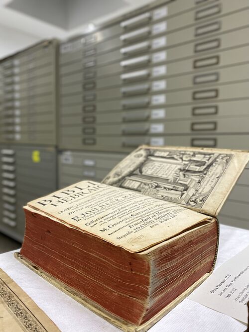 Hebräische Bibel im Depot des BLM