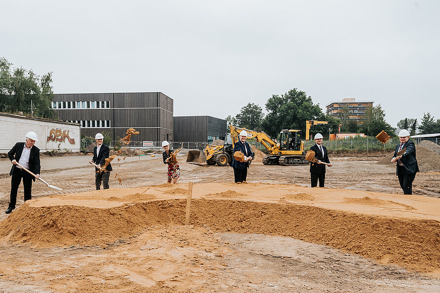 Spatenstich des Zentrums für Brandforschung: v. l.: Jörg Jaspers, Leiter des TU-Gebäudemanagements, Prof. Dr. Jochen Zehfuß, Leiter des Fachgebiets Brandschutz des Institut für Baustoffe, Massivbau, TU-Präsidentin Prof. Anke Kaysser-Pyzalla, Björn Thümler, Niedersächsischer Minister für Wissenschaft und Kultur, Ulrich Markurth, Oberbürgermeister der Stadt Braunschweig, Dietmar Smyrek, Vizepräsident für Personal, Finanzen und Hochschulbau