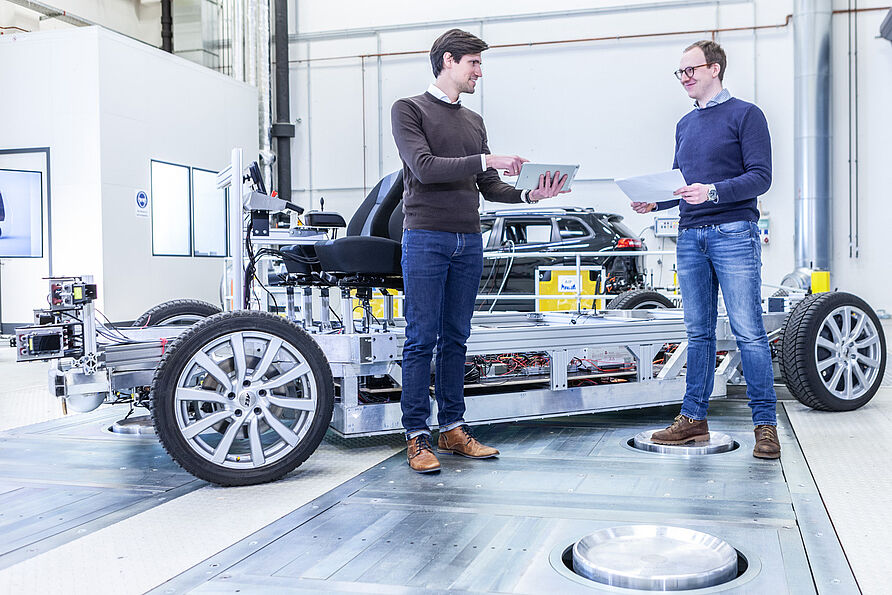 Dr. Adrian Sonka (l.) mit Thorben Hegerhorst vom Institut für Fahrzeugntechnik (IfF) an der Mobilätsplattform PLUTO im Technikum des NFF