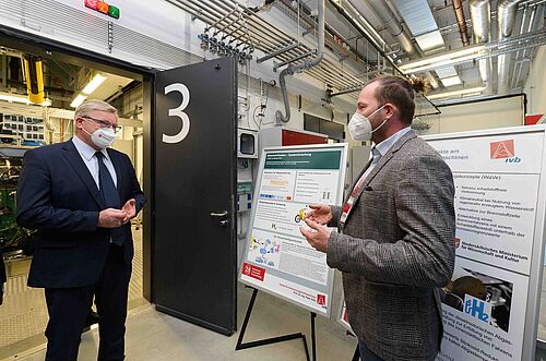 Dr. Bernd Althusmann (Wirtschaftsminister Land Niedersachsen) im Gesprch mit Juniorprofessor Michael Heere (r.) im NFF-Technikum