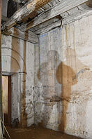 Ein menschlicher Schatten an der Wand der ehemaligen Synagoge von Ziębice.