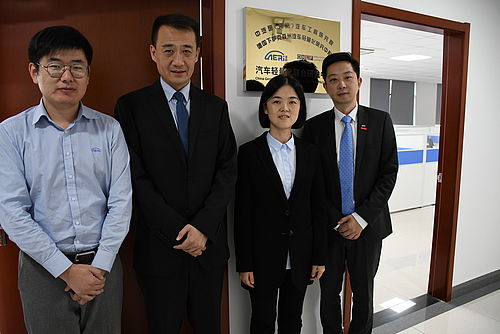 Gemeinsames Büro vor Ort (v.l.n.r.): Hao Wu (Leiter Kooperation), Prof. Xianming Meng (Lehrstuhl Leichtbau der Tongji-Universität), Rui Fang (Leiterin E-Fahrzeuge und Leichtbau), Weijun Lu (Leiter NFF-/OHLF-Repräsentantenbüro in Shanghai).