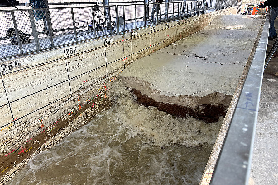 Im Großen Wellenströmungskanal (GWK+) in Hannover wurde eine eine 5,60 Meter hohe und 70 Meter lange Düne aufgebaut.