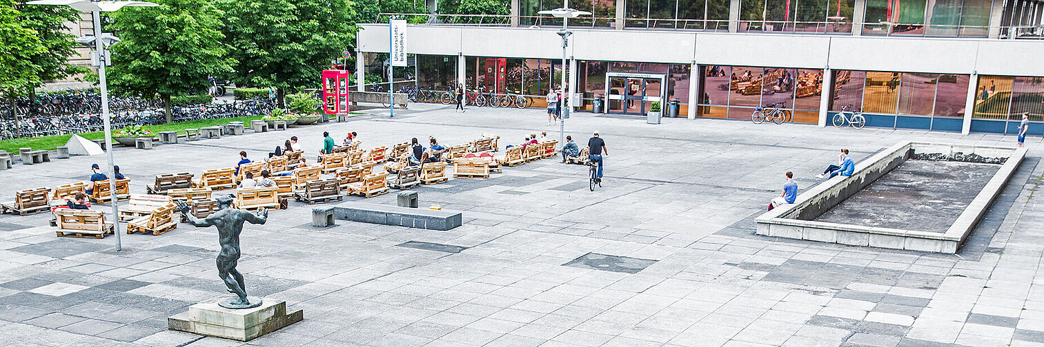 Studierende auf dem Forumsplatz 