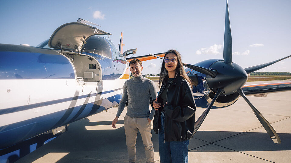 Studierende mit dem Forschungsflugzeug der TU Braunschweig