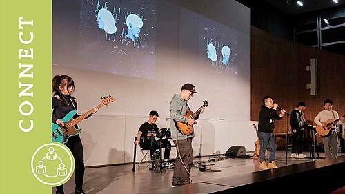 Eine Band spielt auf der Bühne des Audimax während des Mondneujahrsfest 2024.