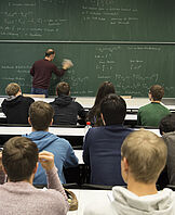 Studierende folgen einer Vorlesung