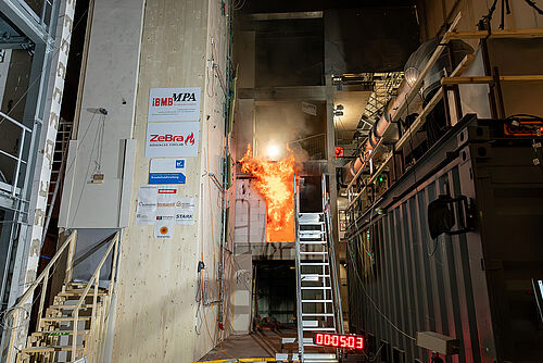 Wie wirken sich verschiedene bauliche Bedingungen auf die Ausbreitung von Feuer und Rauch in einem Bestandsgebäude aus? In der ersten Etage des Brandhauses wurde für die Versuchsreihe ein Brand entfacht. 