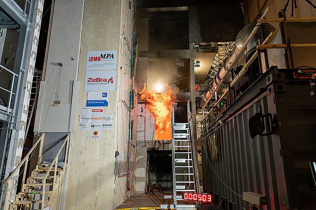 Wie wirken sich verschiedene bauliche Bedingungen auf die Ausbreitung von Feuer und Rauch in einem Bestandsgebäude aus? In der ersten Etage des Brandhauses wurde für die Versuchsreihe ein Brand entfacht. 