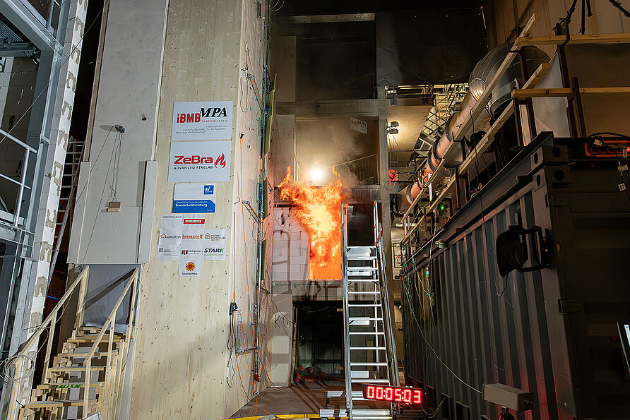 Wie wirken sich verschiedene bauliche Bedingungen auf die Ausbreitung von Feuer und Rauch in einem Bestandsgebäude aus? In der ersten Etage des Brandhauses wurde für die Versuchsreihe ein Brand entfacht. 
