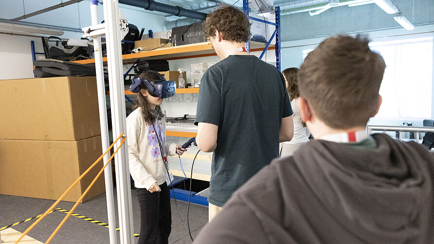 Zukunftstag 2025 am NFF: Schülerin testet die VR-Brille im Labor des Instituts für Konstruktionstechnik