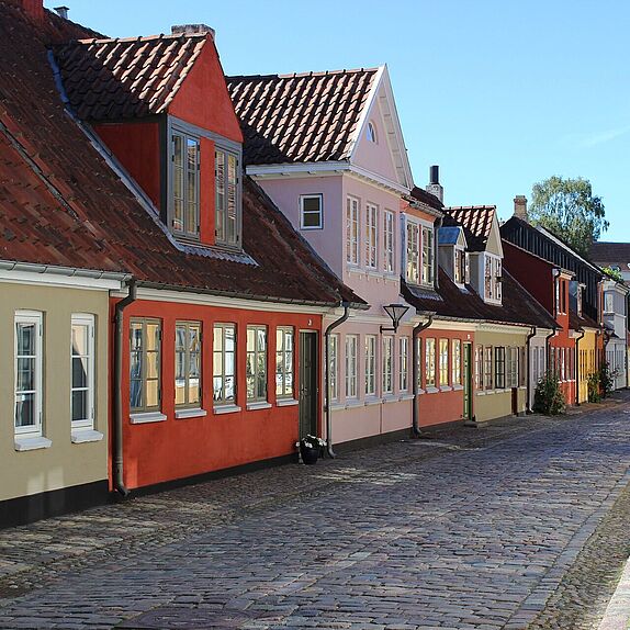 Kleine Reihenhäuser mit Kopfsteinpflasterstraße in Odense 