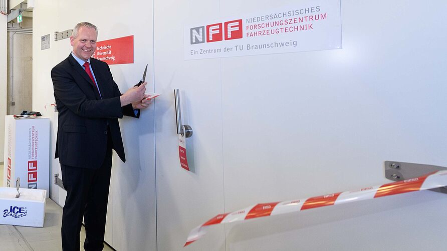 Eröffnung des Klimarollenprüfstand am NFF: Minister Thümler schneidet Band durch-