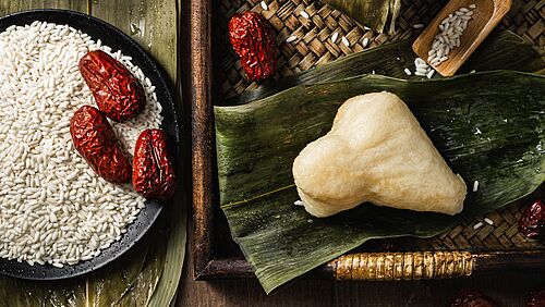Traditionelle Reistaschen, die beim Drachenbootfestival gegessen werden.