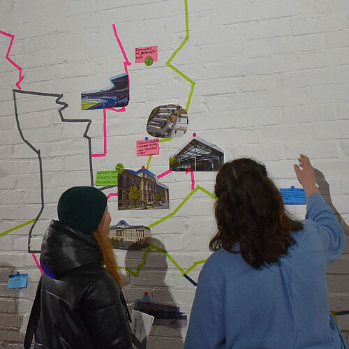 Menschen vor Impact Wall