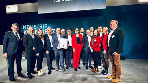 (v.l.n.r.) Professor Thomas Vietor (Sprecher des Vorstands, Niedersächsisches Forschungszentrum Fahrzeugtechnik/ TU Braunschweig), Gerhard Radeck (Landrat Landkreis Helmstedt), Julia Wiencke (Projektleiterin ReTraSON), Jürgen Kerner (Zweiter Vorsitzender der IG Metall), Matthias Wilhelm (IG Me-tall Salzgitter-Peine), Wendelin Göbel (Sprecher der Geschäftsführung der Allianz für die Region), Thomas Ahlswede Brech (Programmleiter Wirtschaft und Mobilität. Allianz für die Region), Christiane Benner (Erste Vorsitzende der IG Metall), Thomas Krause (Vorstand der Wolfsburg AG), Wolfgang Lemb (geschäftsführendes Vorstandsmitglied der IG Metall), Hinrich Weis (Projektleiter ReTraSON) | Sabrina Gashaj (Projektmanagerin ReTraSON), Arne Owe Grimmig (Projektmanager ReTraSON), Simone Lange (Projektmanagerin ReTraSON), Matthias Disterheft (Geschäftsführer IG Metall Wolfsburg). 