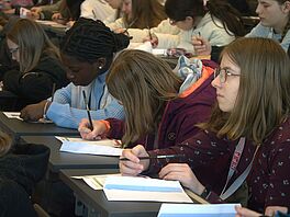 The Girls'Day participants answer a short quiz with goodie bags to be won