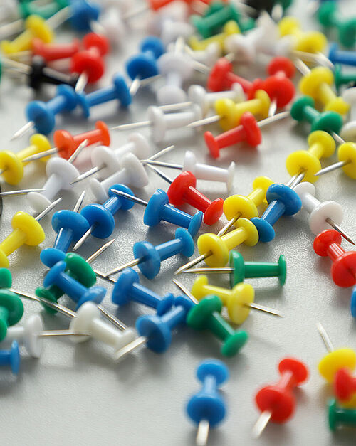 Pins auf einem Tisch
