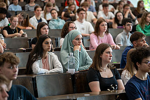 Man sieht einen vollen Härsaal