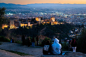 Blick auf die Stadt Granada und den historischen Palast in der Abenddämmerung.