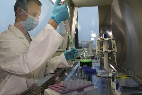 Pipettieren an der Sicherheitswerkbank
