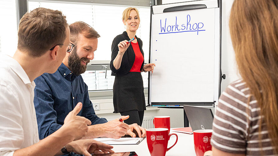 Mitarbeitende in einem Workshop
