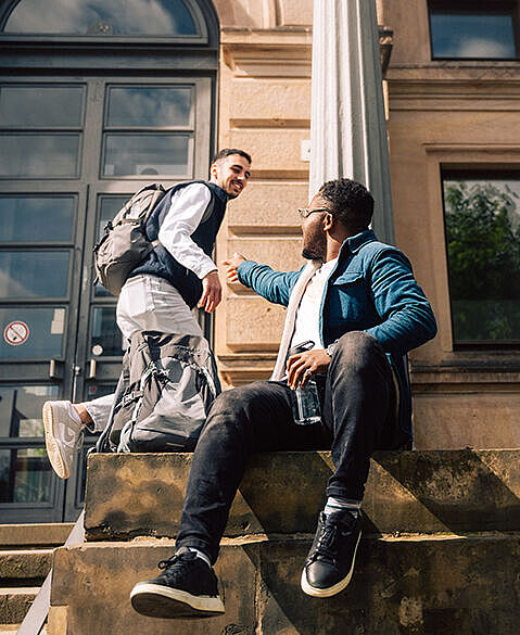 Studierende vor dem Altgebäude der TU Braunschweig