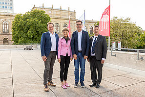 TU President Angela Ittel, Prof. Peter Hecker (right), Vice President for Research, with the spokesperson for the QuantumFrontiers Cluster of Excellence, Prof. Andreas Waag, and the spokesperson for the SE²A Cluster of Excellence, Prof. Jens Friedrichs (left)