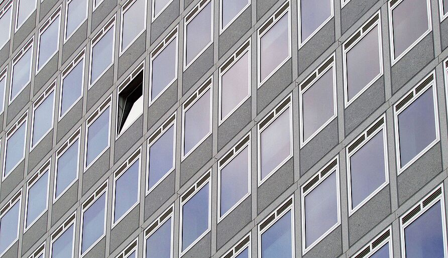 Okerhochhaus mit offenem Fenster