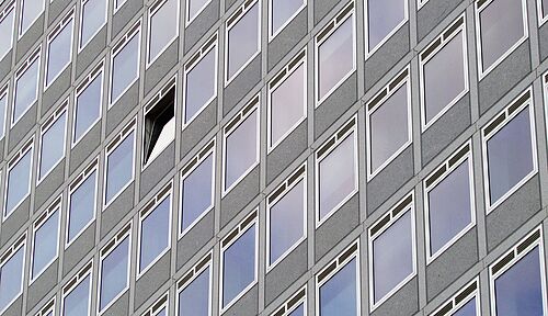 Okerhochhaus mit offenem Fenster