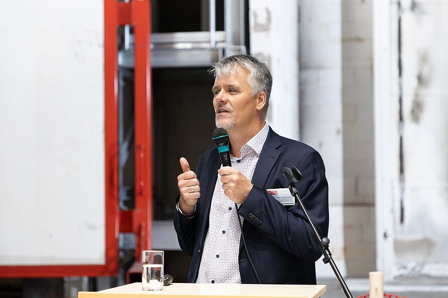 Professor Jochen Zehfuß, Leiter des Zentrums für Brandforschung, stellte den europaweit einmaligen Forschungsbau vor. 