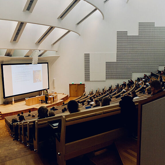 Hörsaal mit Studierenden der Aalto University