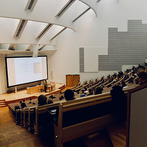 Hörsaal mit Studierenden der Aalto University