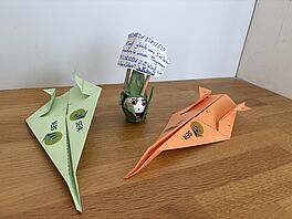 Florilda the egg, together with two SE²A paper planes