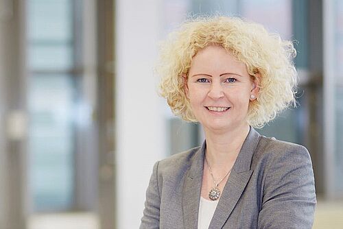 Das Portraitfoto zeigt die Alumna Lena Kähler