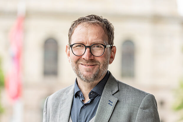 Prof. Thomas Matschei leitet das Fachgebiet Baustoffe am Institut für Baustoffe, Massivbau und Brandschutz.