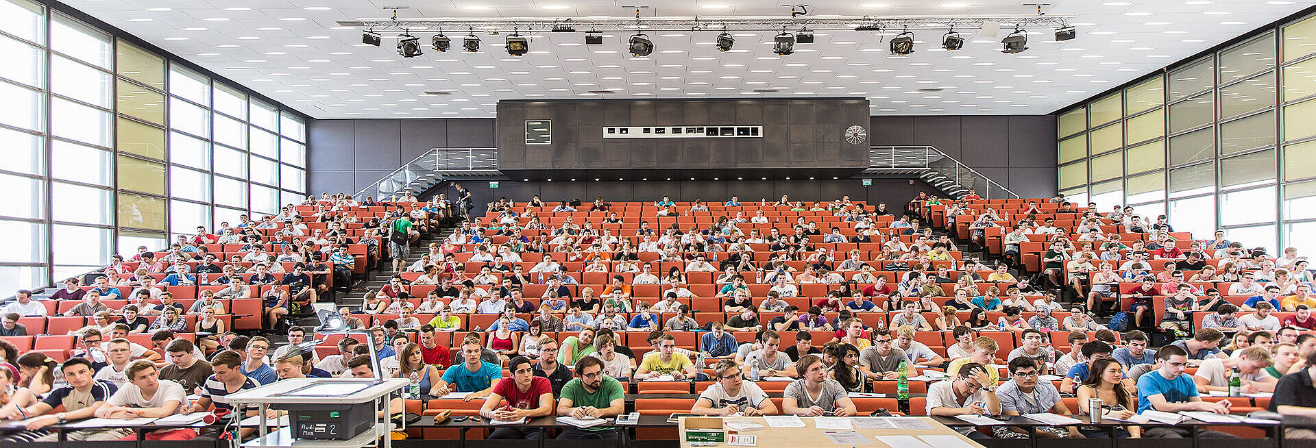 Studierende im Audimax – der modernste und größten Vorlesungssaal der Technischen Universität Braunschweig.