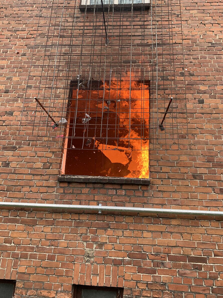 Feuer durch Fenster