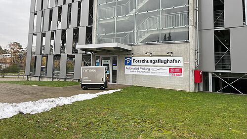 mobile Ladeplattform Nimbee vor dem Forschungsparkhaus in Braunschweig